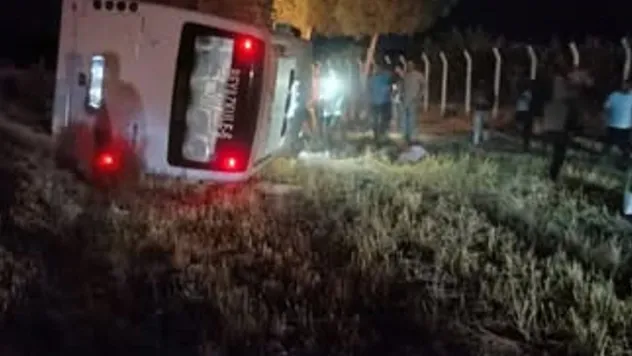 Şanlıurfa'da işçileri taşıyan servis aracı kaza yaptı: 15 yaralı
