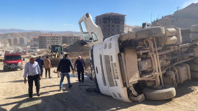 Şantiyede Kamyon Devrildi: 1 Yaralı