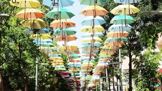 'Şemsiye Sokak' Gökkuşağı Görünümüne Büründü