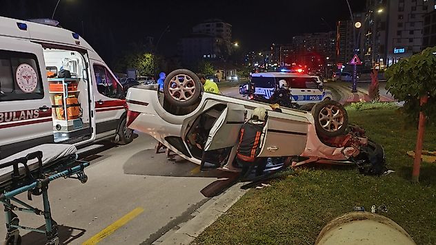 Şentepe Mezarlık Kavşağı'nda Kaza: Araç Refüje Çarptı