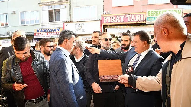 Şire Pazarını Gezen Sanatçılar Kayısının Tadına Baktı