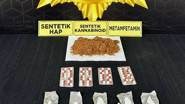 Sokak satıcılarına darbe: Yüzlerce gram uyuşturucu ele geçirildi