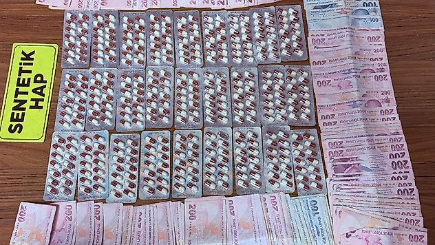 Sokak Satıcılarına Şafak Operasyonu: 457 Hap ve 227 Gram Madde Ele Geçirildi