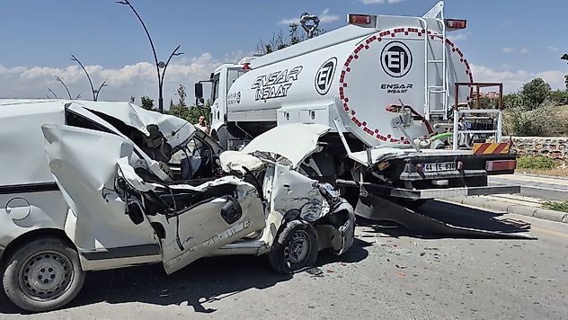 Su Tankerine Çarpan Araçta Can Pazarı: 1 Ağır Yaralı