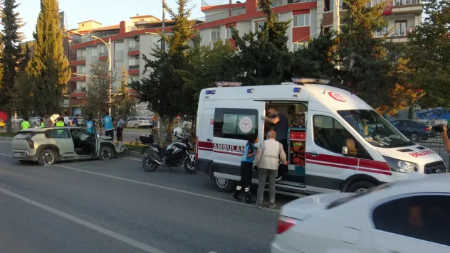 Sürücüsünün direksiyon kontrolünü kaybettiği otomobil bariyere çarptı: 3 yaralı