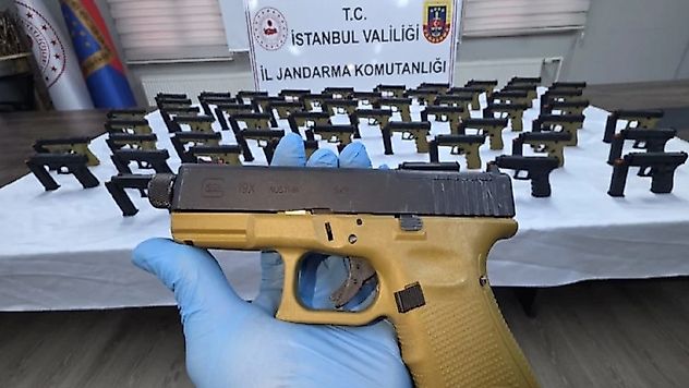 Taksinin Bagajından 108 Tabanca Çıktı! Değeri 15 Milyon Lira