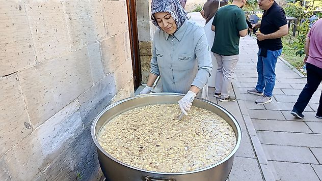 Tarihi Bedestende Muharrem Bereketi: 600 Kişilik Aşure Dağıtıldı