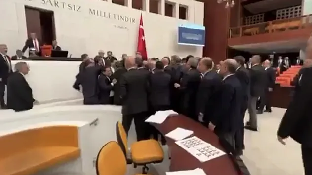 TBMM'de Protesto ve Arbede: Emekli Aylığı 20 Bin TL'ye Yükseltildi