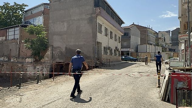 Temel Kazısı Sırasında Toprak Kaydı, Ev Boşaltıldı