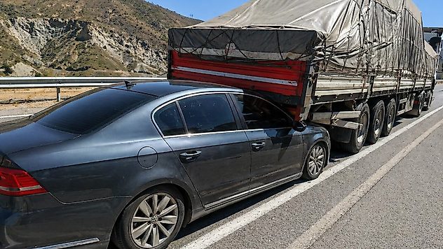 TIR'ın Altına Giren Otomobilden Mucize Kurtuluş