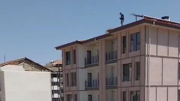 TOKİ Şantiyesinde Alacak İddiası: Çatıya Çıkıp Sesini Duyurmaya Çalıştı
