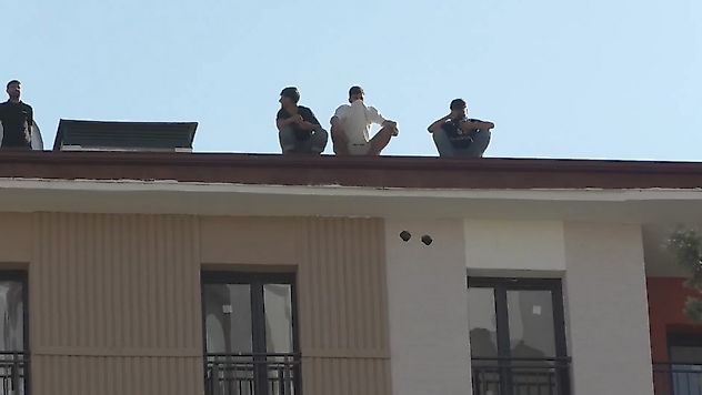 TOKİ Şantiyesinde Maaş Krizi: İşçiler Çatıya Çıkarak Tepki Gösterdi