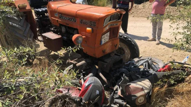 Traktör ile motosiklet çarpıştı: 1 ölü