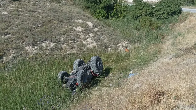 Traktör şarampole yuvarlandı: 1 ölü