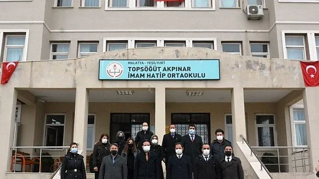 Tüm Okullarımızda İstiklal Marşımız Eşliğinde Bayrağımız Göndere Çekildi