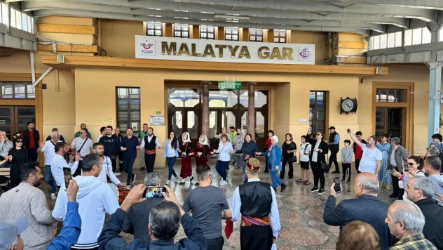 Turistik Tren Halaylar ve Kayısıyla Karşılandı