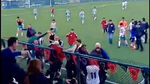 U-14 Türkiye Finalleri'nde gerginlik: Maç bitti, kavga başladı
