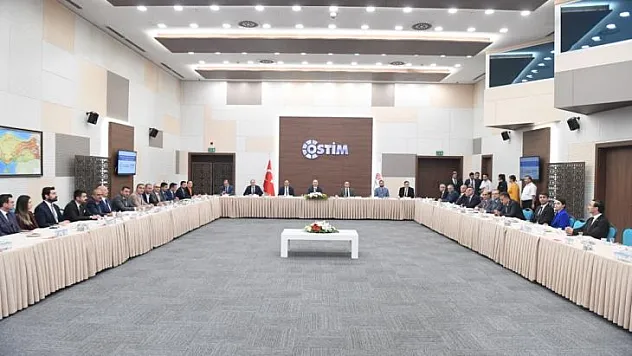 Ulaştırma ve Altyapı Bakanı Karaismailoğlu, Haberleşme Teknolojileri Kümelenmesi 5G Faz 2 Bilgilendirme Toplantısı'na katıldı.