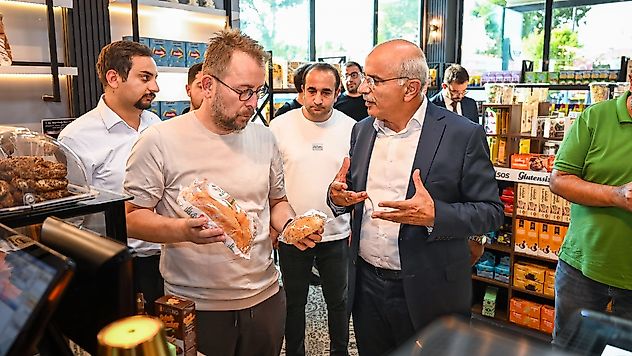 Ünlü Şef Ömür Akkor'dan Şehir Kütüphanesi Ve Glutensiz Kafeye Övgü