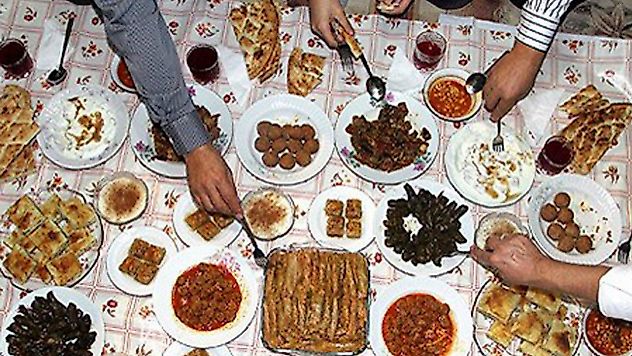 Uzmanından Ramazan Tavsiyesi: İftarı Hızlı Açmak Sağlığı Zorluyor