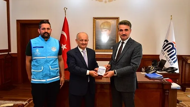 Vali Aydın Baruş, Türkiye Diyanet Vakfı'na Kurban Bağışında Bulundu