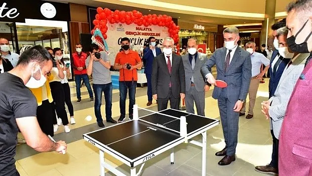 Vali Baruş, Gençlik Haftası Sergi Açılışına katıldı