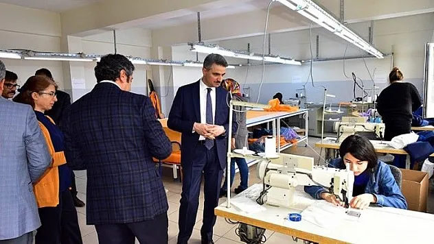 Vali Baruş Maske ve Dezenfektan Üretimi Yapan Liseleri Ziyaret Etti