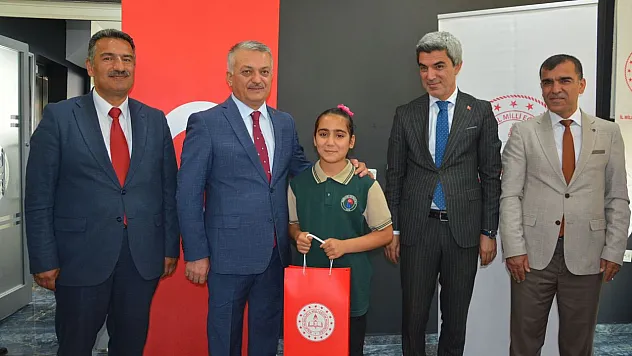Vali Ersin Yazıcı İlköğretim ve Ortaöğretim Kurumları Bursluluk Sınavı'nda Tam Puan Alan Öğrencileri Tebrik Etti