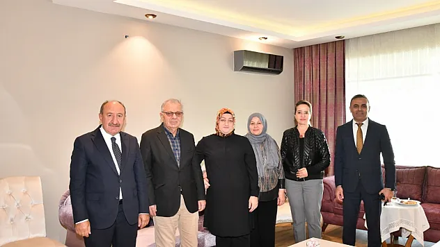 Vali Ersin Yazıcı'nın Eşi Malatya Gönül Elçileri Temsilcisi Hanife Yazıcı Şehit Ailelerine Ziyarette Bulundu