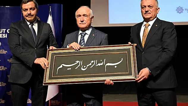 Vali Ersin Yazıcı Turgut Özallı Yıllar Konulu Konferansa Katıldı