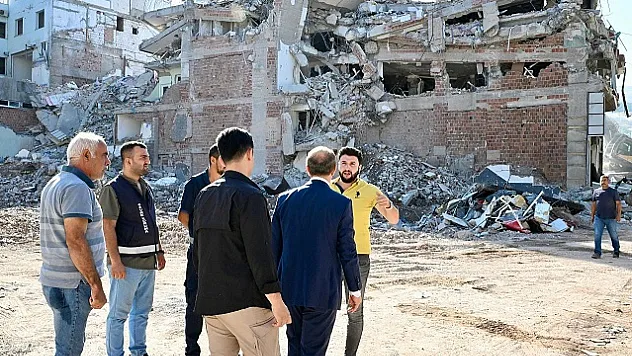 Vali Seddar Yavuz, Kışla Caddesinde İncelemelerde Bulunarak, Esnaflar İle Bir Araya Geldi.