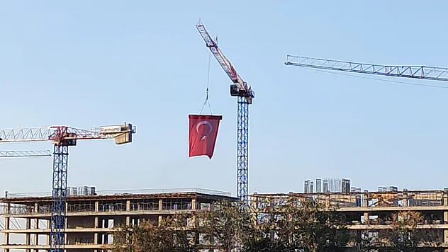 Vinç Operatöründen 29 Ekim'e Anlamlı Kutlama