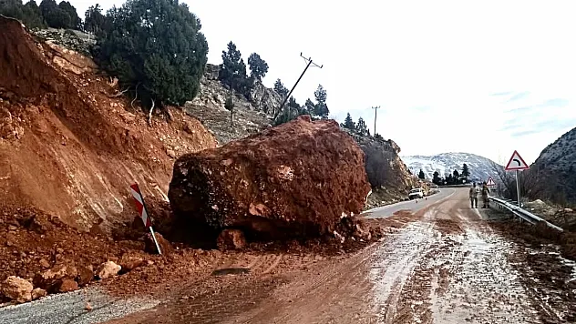 Yağışlar Sonrası Heyelan: Adıyaman–Nurhak Yolunda Trafik Aksadı