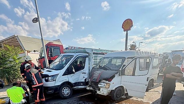 Yakınca'da Trafik Kazası: Minibüs ve Kamyonet Çarpıştı, 6 Kişi Yaralandı