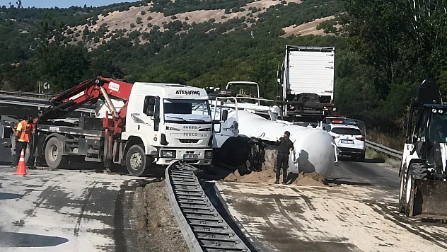 Yakıt Tankeri Devrildi, Kara Yolunda Önlem Alındı