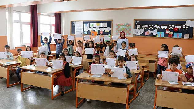 Yaklaşık 20 milyon öğrenci karnesini alarak tatile çıkıyor