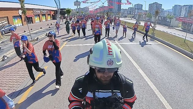 Yangın Kıyafetiyle Parkura Çıktı, İtfaiyecilerin Mücadelesini Anlattı