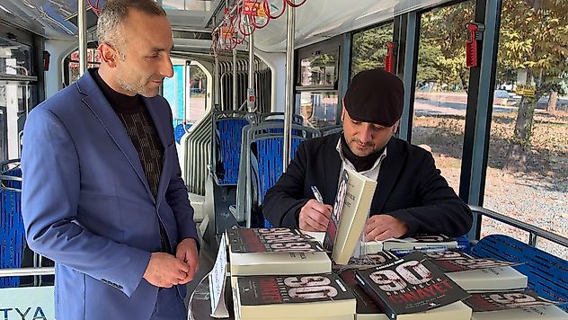 Yazar Ramazan Özer'den Trambüste Farkındalık Etkinliği