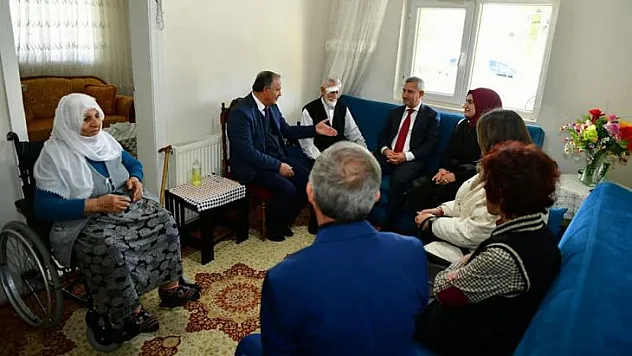 Yeşilyurt Belediye Başkanı Mehmet Çınar, Hatice Kömürcü Teyzenin Engelli Araç Talebini Yerine Getirdi