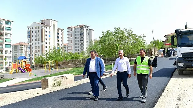 Yeşilyurt Belediye Ekipleri, Mahalle Yollarını Baştan Aşağıya Yeniliyor