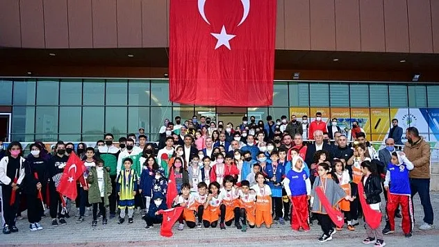 Yeşilyurt Belediyesi, 29 Ekim Cumhuriyet Bayramı Kutlamaları Ve Ödül Töreni Düzenledi