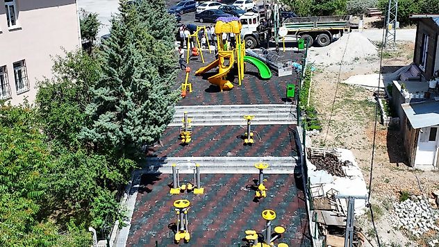 Yeşilyurt Belediyesi'nden Banazı'ya 'Güneş Enerjili' Çocuk Parkı!