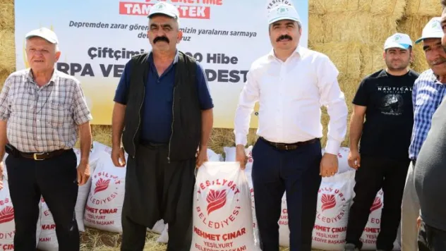 Yeşilyurt Belediyesi'nden Depremzede Çiftçilere 25 Ton Arpa İle 7 Ton Saman Desteği!