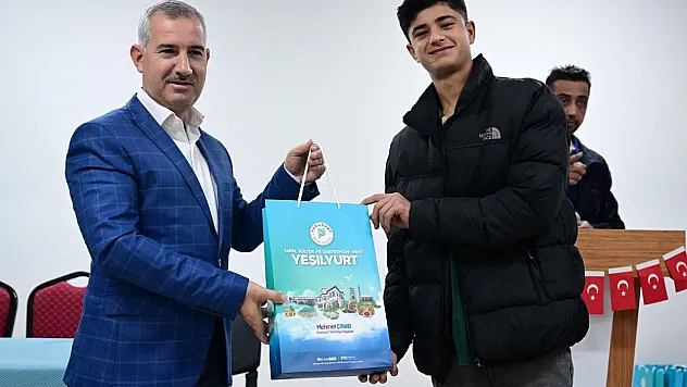 Yeşilyurt Belediyesi'nden Öğrencilere 700 Adet Tyt Ve Ayt Hazırlık Seti Hediyesi!