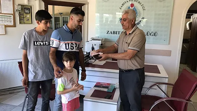 Yeşilyurt Belediyesi Park Ve Bahçeler Müdürlüğü Personelinden Örnek Davranış!