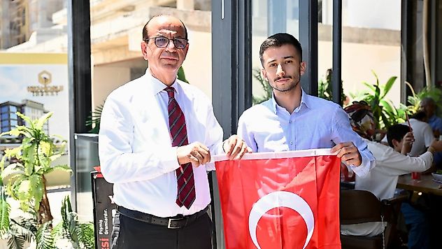 Yeşilyurt'ta 15 Temmuz Ruhu Bayrak Dağıtımıyla Yaşatıldı