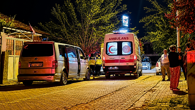 Yeşilyurt'ta Ev Baskını İddiası: 3 Kişi Yaralandı