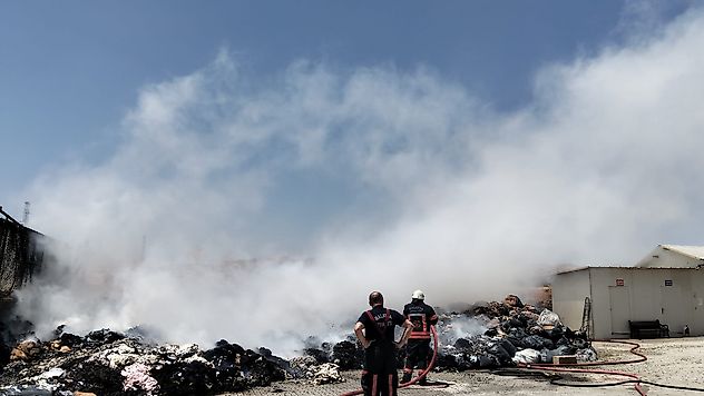 Yeşilyurt'ta Fabrika Atık Alanında Çıkan Yangın Söndürüldü