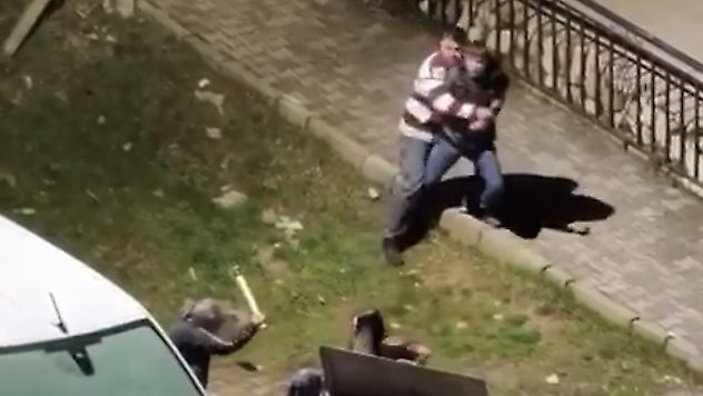 Yeşilyurt'ta Gergin Anlar: Komşular Eski Eşi Rahatsız Eden Şahsı Darp Etti