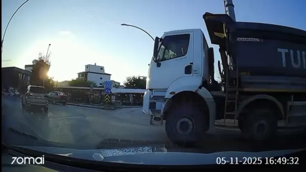 Yeşilyurt'ta Kıl Payı Kaza: Sürücü Ani Frenle Facianın Eşiğinden Döndü